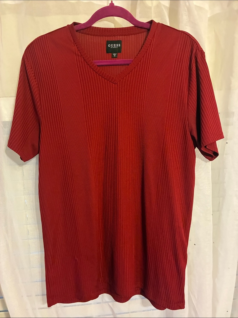 GUESS Men’s Ribbed Textured Short Sleeve V-Neck Tee in Deep Red, Size: M